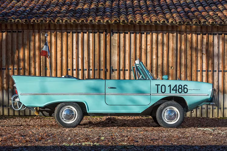 Amphicar 770 là chiếc xe lội nước đầu tiên được đưa vào sản xuất hàng loạt, trong giai đoạn 1961-1968 đã có hơn 4000 xe được sản xuất.