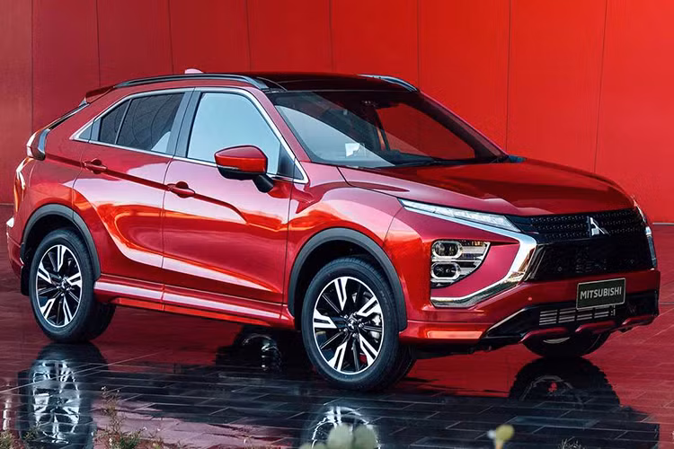 Mitsubishi Eclipse Cross 2021 được trang bị cản trước mới và hệ thống đèn chiếu sáng cải tiến, hệ thống đèn 2 tầng trên đầu xe. Tuy nhiên, tầng trên giờ đây chỉ còn dải đèn LED định vị ban ngày nên có thiết kế thanh mảnh hơn. Trong khi đó, đèn pha chiếu sáng chính được chuyển xuống dưới, nằm trong hốc hình bầu dục với viền mạ crôm nổi bật hơn. Ngoài ra, Mitsubishi còn trang bị lưới tản nhiệt trên hẹp hơn và lưới tản nhiệt dưới đi kèm mắt lưới hình tổ ong cho Eclipse Cross 2021.