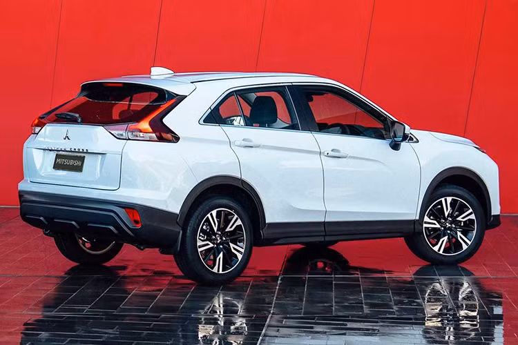 Về động cơ, Mitsubishi Eclipse Cross 2021 ở thị trường Mỹ sử dụng máy xăng 4 xi-lanh, tăng áp, dung tích 1,5 lít, sản sinh công suất tối đa 152 mã lực và mô-men xoắn cực đại 249 Nm. Động cơ kết hợp với hộp số biến thiên vô cấp và hệ dẫn động 1 cầu hoặc 2 cầu Super All Wheel Control (S-AWC).