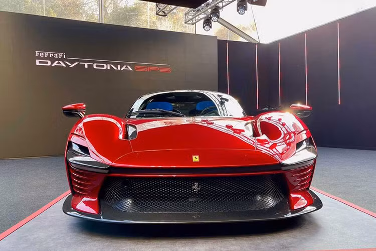Ferrari Daytona SP3 được trang bị khối động cơ V12, dung tích 6.5 lít, hút khí tự nhiên, bơm ra công suất tối đa 829 mã lực và mô-men xoắn cực đại 697 Nm. Nội công của xe Daytona SP3 sẽ được truyền tới hệ dẫn động cầu sau và hộp số ly hợp kép 8 cấp F1 với sự hỗ trợ của bộ vi sai chống trượt, nhờ đó, siêu phẩm hypercar mới nhất của nhà Ferrari tăng tốc từ vị trí xuất phát 100 km/h chỉ trong thời gian 2,85 giây.