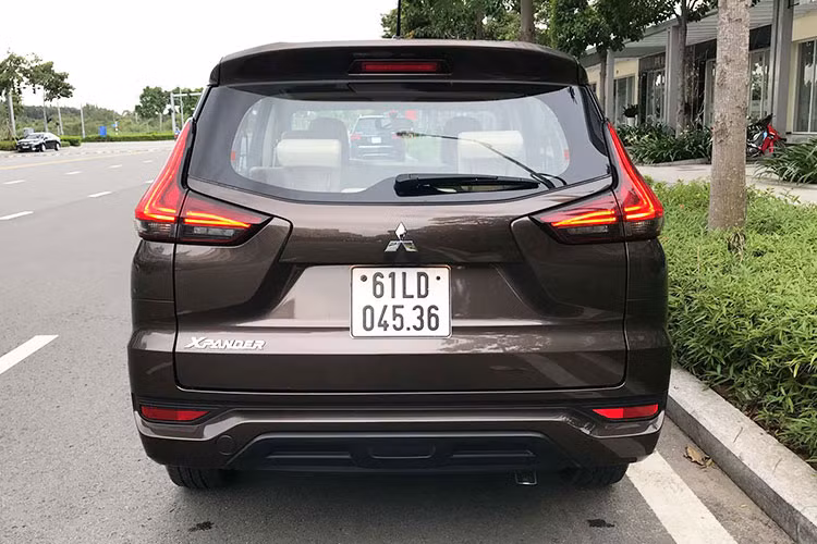 Mitsubishi Xpander ấn tượng mạnh với những đường nét thể thao, góc cạnh sắc sảo, nổi khối trên toàn thân xe. Phía sau, đèn đuôi và đèn phanh chữ L tách rời, cụm đèn hậu tích hợp công nghệ đèn LED. Gầm xe cũng thiết kế ấn tượng với cản sau lớn, ống xả giấu phía dưới gầm.