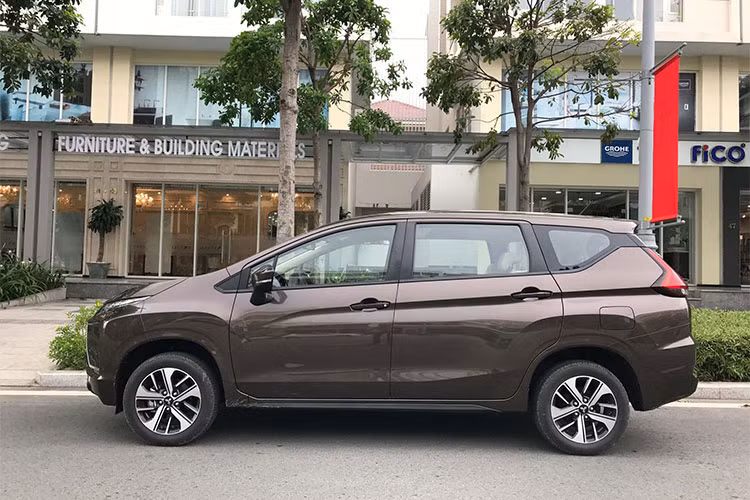 Hãng xe Nhật còn tặng bộ phụ kiện trị giá 20 triệu đồng cho khách hàng đặt mua xe trong tháng 9. Bộ phụ kiện bao gồm ốp cản trước, ốp sườn, ốp cản sau, chụp ống xả mạ crôm, thảm sàn và logo Xpander. Mức giá mới của Xpander thậm chí còn gây sức ép cho những mẫu xe cùng tầm giá trên thị trường hiện nay.