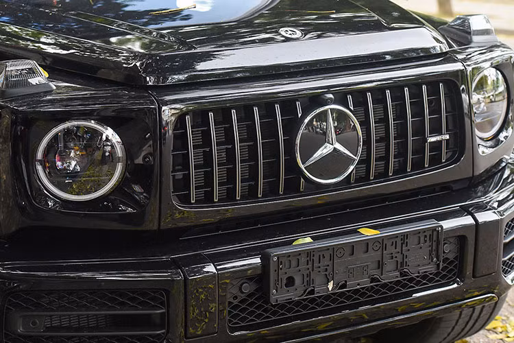 Điểm ấn tượng dễ nhận ra nhất chính là phần đầu xe SUV hạng sang Mercedes-AMG G63 của Tuấn Hưng đã lột xác hoàn toàn với lưới tản nhiệt Panamericana rất thể thao với các thanh nan dạng đứng được mạ crôm hoặc sơn tối màu. Nắp capô cũng được làm mới nhưng 2 đèn xi-nhan đặt hai bên hông nắp capô này vẫn giữ nguyên.