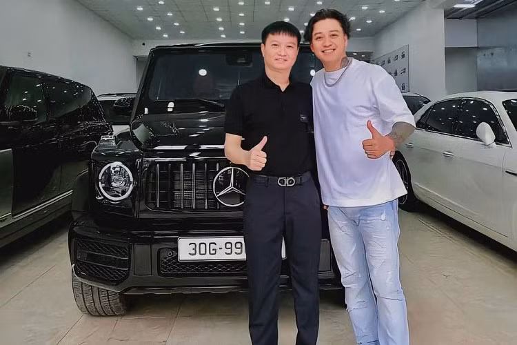 Mới đây nhất, nam ca sĩ Tuấn Hưng đã đăng tải hình ảnh 1 chiếc SUV hạng sang Mercedes-AMG G63 thế hệ mới màu đen bóng. Được biết, chiếc xe Mercedes-AMG G63 này vào garage của ca sĩ Tìm Lại Bầu Trời từ ngày 30/4/2021 nhưng chỉ được Tuấn Hưng chia sẻ ảnh công khai vào tối ngày 4/5/2021 vừa qua.