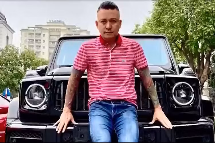 Như vậy, sau hơn 1 tháng bán chiếc siêu xe Ferrari 488 GTB màu đỏ, nam ca sĩ Tuấn Hưng đã mua ngay chiếc xe SUV hạng sang Mercedes-AMG G63 với biển số cực đẹp trong những ngày cuối cùng của tháng 4 để có xe tiện chở theo gia đình nhỏ của mình.