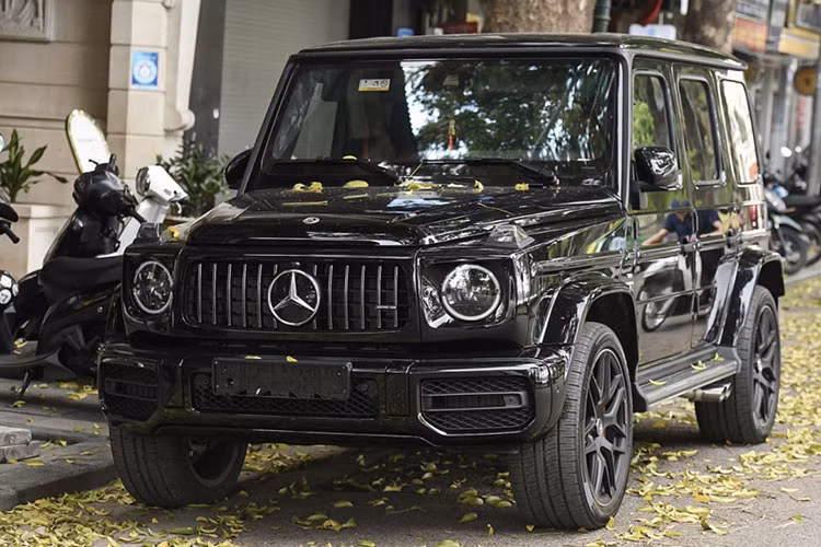 Hiện không rõ Tuấn Hưng đã chi bao nhiêu tiền để sở hữu SUV hạng sang Mercedes-AMG G63, chỉ biết rằng, giá xe Mercedes-AMG G63 chính hãng đang phân lên đến 10,95 tỷ đồng, mức giá này đã qua nhiều lần điều chỉnh tăng giá. 