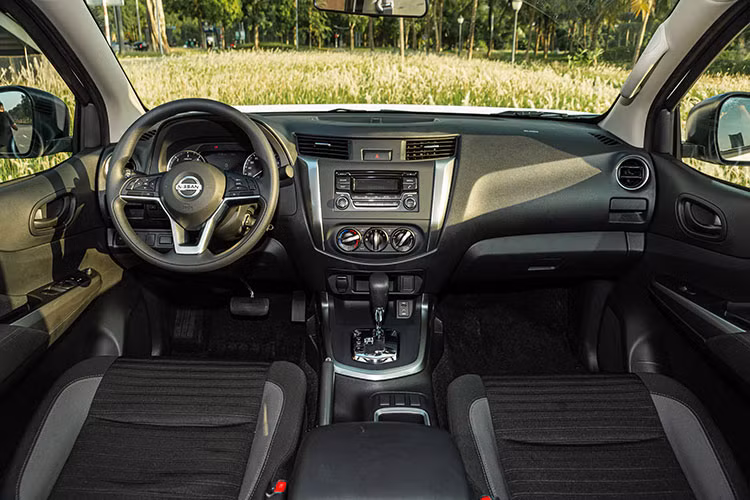 Điểm mạnh ở động cơ tăng áp kép trang bị trên Nissan Navara 2022 là mô-men xoắn cực đại đạt sớm ngay ở dải tốc độ tua máy thấp 1.500-2.500 vòng/phút. Điều này sẽ giúp chiếc xe khả năng tăng tốc ban đầu và lực kéo tốt hơn, tăng khả năng tải nặng tức thời và tiết kiệm nhiên liệu.