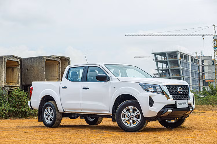 Với sự ra mắt phiên bản Nissan Navara EL 2WD 2022 mới tại Việt Nam, thị trường trong nước đã có 3 phiên bản của mẫu xe này, bao gồm Nissan Navara Pro4X, Nissan Navara VL 4WD và Nissan Navara EL 2WD, tất cả đều được nhập khẩu nguyên chiếc từ Thái Lan.