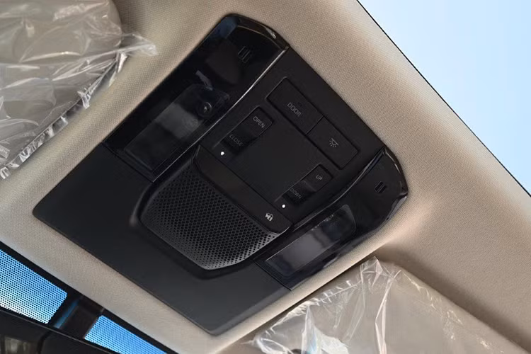 Về thiết kế, Toyota Land Cruiser Prado 2024 là sự kết hợp giữa những nét truyền thống với hiện đại. Xe sở hữu kiểu dáng hình hộp được chia sẻ cùng với Lexus GX 2024 mới ra mắt gần đây. Cụm đèn pha và mặt ca lăng vuông vức được lấy cảm hứng từ những chiếc Land Cruiser J60 hồi thập niên 80 của thế kỷ trước.