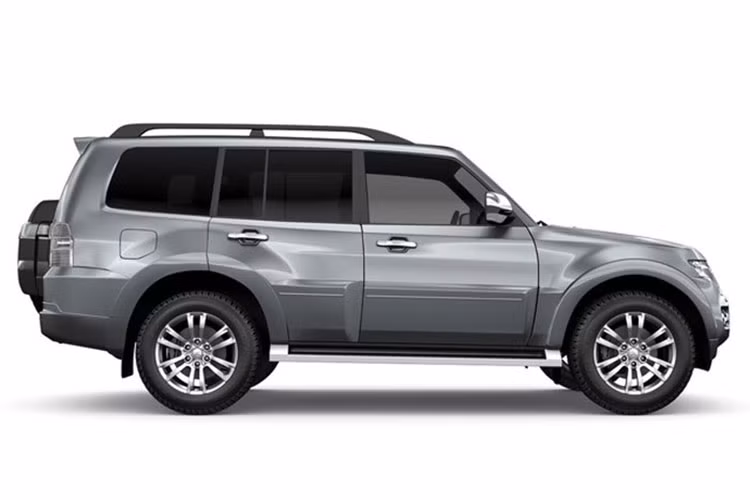 Pajero cùng với Land Cruiser đã từng là những mẫu xe SUV "khủng" nhất được bán ở Việt Nam, tuy nhiên mẫu xe này đã thuộc thế hệ thứ 4 và từng ra mắt từ 10 năm trước khiến nó khó có thể cạnh tranh được với các dòng xe thế hệ mới. Bản thân Mitsubishi cũng đã gần như "bỏ rơi" dòng xe này khi không cập nhật nó trên toàn Thế giới.