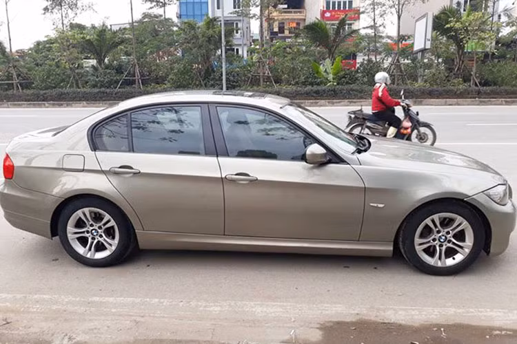 Phiên bản nâng cấp của mẫu xe này có thiết kế thể thao, hiện đại hơn thế hệ trước đó. Nắp ca-pô có sự xuất hiện của những đường gân dập nổi, lưới tản nhiệt kép đặc trưng được làn đẹp mắt hơn. Hốc hút gió phía dưới cỡ lớn, bên cạnh là 2 khe gió nhỏ khác đi kèm đèn sương mù.
