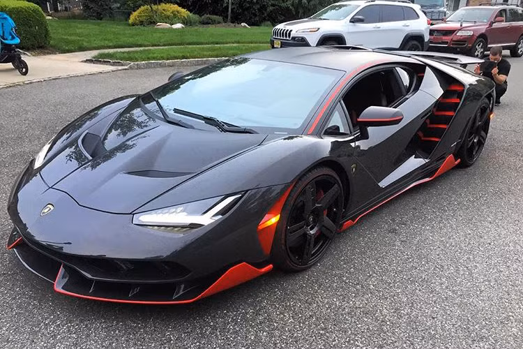 Chiếc Lamborghini Centenario đầu tiên tại Anh vừa được đại lý xe sang nổi tiếng HR Owen đưa về theo đơn đặt hàng của một khách hàng thân thiết của Lamborghini. siêu xe "hàng khủng" Centenario đầu tiên tại nước Anh có thân xe làm hoàn toàn từ carbon đen được đánh bóng.