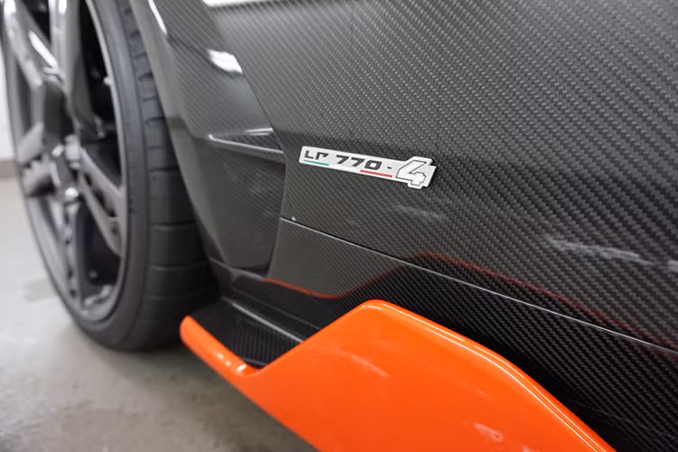 Nội thất bên trong của siêu xe nổi bật với chất liệu da cao cấp Alcantara và sợi carbon siêu nhẹ. Những chi tiết nổi bật trong khoang ca-bin bao gồm vô-lăng ba chấu, màn hình cảm ứng 10,1 inch kết nối internet giúp chủ nhân có thể check e-mail, mạng xã hội, ứng dụng trực tuyến và tương thích Apple Carplay...