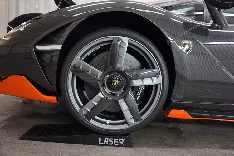 Centenario được trang bị khối động cơ V12, dung tích 6.5 lít, hút khí tự nhiên có khả năng sản sinh công suất tối đa 760 mã lực và 690 Nm, hệ dẫn động 4 bánh, hộp số ISR 7 cấp. Siêu xe này có khả năng tăng tốc từ 0 – 100 km/h chỉ mất 2,8 giây, từ 0 – 300 km/h mất 23,5 giây và đạt vận tốc tối đa trên 350 km/h.
