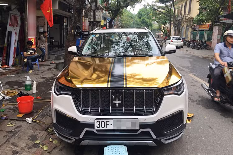 Các chi tiết khác ở ngoại thất như trên vành la--zăng của xe xuất hiện logo cây đinh ba của Maserati. Tuy nhiên, bên sườn xe lại xuất hiện chữ "Z" của thương hiệu Zotye. Ngoài ra, cản trước và sau của xe không có gì thay đổi khi vẫn giữ nguyên thiết kế của mẫu Zotye T700 Trung Quốc.