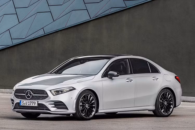 Mẫu xe Mercedes-Benz A-Class thế hệ mới chính thức chào sân Đông Nam Á hồi tháng 4 vừa qua tại đất nước Malaysia và nhanh chóng đón nhận đông đảo sự quan tâm của người tiêu dùng trong khu vực. So với thế hệ trước, A-Class 2020 sở hữu những thay đổi mạnh mẽ về thiết kế nội, ngoại thất và mang đậm tư duy sáng tạo mới của hãng xe Đức.