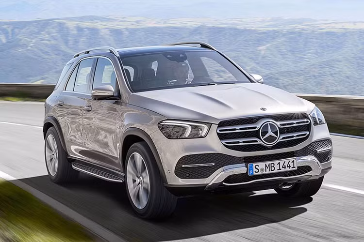 Với việc đối thủ truyền kiếp là mẫu BMW X5 thế hệ mới vừa được THACO đưa về nước thời gian gần đây, chắc chắn Mercedes-Benz cũng không thể làm ngơ và sẽ sớm đưa "đứa con cưng" GLE về Việt Nam để làm đối trọng trực tiếp. Ở thế hệ 2020, Mercedes-Benz GLE được cải tiến rất nhiều chi tiết từ thiết kế tới các trang bị và động cơ.