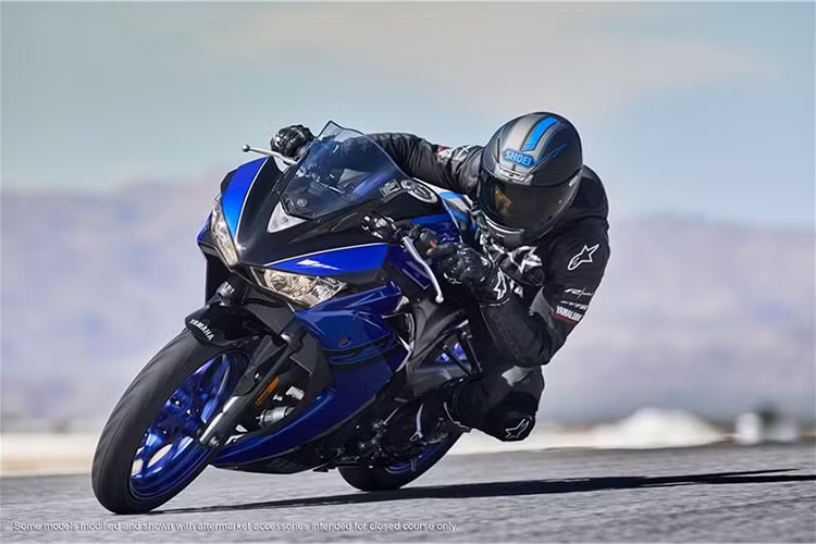 Theo Yamaha, YZF-R3 2018 tại thị trường Mỹ sẽ có 3 tùy chọn màu là đen Raven, xanh dương Team Yamaha Blue và trắng Vivid White. Trong đó, màu Team Yamaha Blue là sự kết hợp giữa màu xanh dương và đen. Đây cũng là tùy chọn màu sơn mới của Yamaha YZF-R3 2018 tại Mỹ.