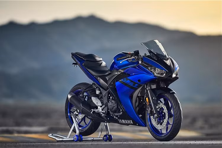 Hãng xe máy Yamaha tại đã chính thức vén màn phiên bản 2018 của dòng môtô thể thao YZF-R3 tại thị trường Mỹ. Bước sang phiên bản mới, chiếc xe môtô Yamaha YZF-R3 2018 chỉ thay đổi ở màu sơn. Trong khi đó, thiết kế và trang bị của mẫu môtô thể thao cỡ nhỏ này không có gì mới.