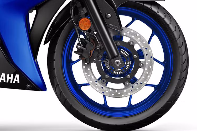 Trong khi đó, hệ thống treo của Yamaha YZF-R3 bản 2018 sẽ bao gồm phuộc KYB 41 mm trước và giảm xóc đơn cùng nhãn hiệu đằng sau.