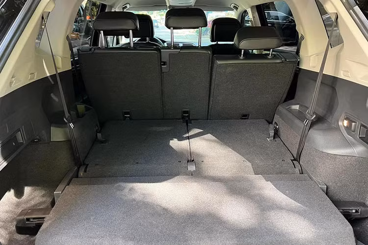 Tiguan Allspace 2018 tại Việt Nam được trang bị khối động cơ 2.0L 4 xy lanh tăng áp TSI sản sinh công suất 180 mã lực tại 4,400 - 6,000 vòng/phút cùng mô men xoắn đạt 320Nm/1,500 – 4,400 vòng/phút. Việc đạt được công suất tối đa và mô men xoắn tối đa ở vòng tua thấp như vậy giúp giảm tiêu hao xăng và bảo vệ môi trường. 