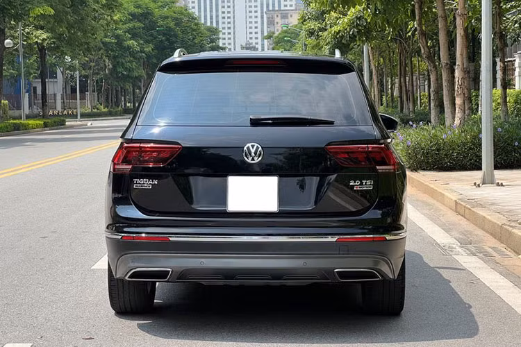 Công suất từ động cơ được truyền qua hộp số tự động DSG ly hợp kép 7 cấp. Hệ thống dẫn động 4 bánh toàn thời gian 4Motion đảm bảo độ bám đường tối ưu trong mọi điều kiện vận hành, giúp cho chiếc xe có thể tăng tốc từ 0-100km/h chỉ trong 7.9 giây, trước khi đạt tốc độ tối đa là 198km/h (đã hạn chế bằng điện tử). 