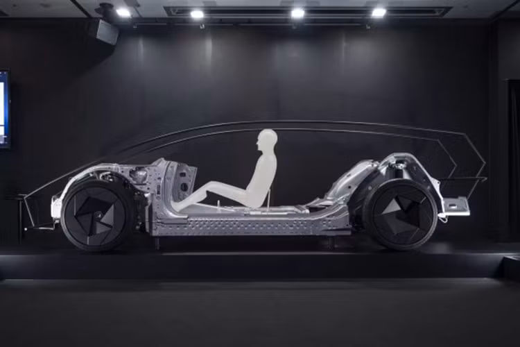 Không chỉ dừng lại ở các mẫu xe mới, Honda còn mang đến CES một hệ điều hành xe điện mới do hãng tự phát triển, dự kiến được áp dụng trên các dòng xe tương lai. Bên cạnh đó, công nghệ lái xe tự động cũng sẽ là trọng tâm trong lần xuất hiện này.