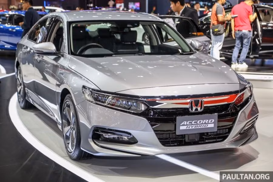Theo đó, Honda vừa chính thức bán ra mẫu xe sedan hạng D - Accord 2019 tại thị trường Thái Lan. Như vậy, ngoài việc là đất nước đầu tiên trong Đông Nam Á bán ra Honda Accord 2019 mới, Thái Lan cũng là nước lắp ráp mẫu xe này để phân phối tới các thị trường khác trong khu vực, nhiều khả năng bao gồm cả Việt Nam.