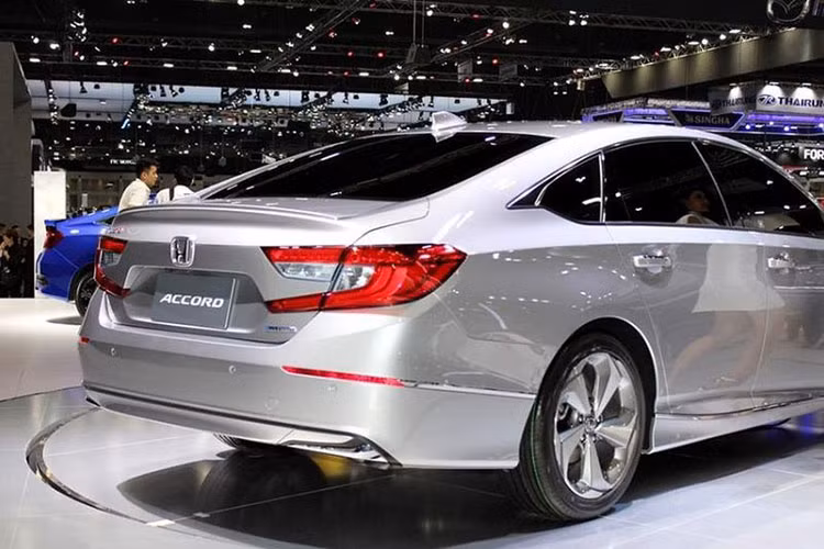 Có thể dễ dàng nhận ra trên mẫu xe sedan Honda Accord 2019, các đường nét thiết kế đã được làm vuông vắn và sắc gọn hơn nhiều thay vì những đường nét mềm mại ở phiên bản trước. Phía đuôi xe, cụm đèn hậu được thiết kế khá điệu đà với dải đèn hình móc câu vuông vắn và mang phong cách thiết kế châu Âu hơn.