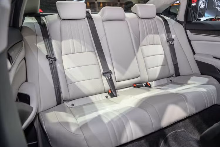 Một số điểm nhấn về công nghệ trên Honda Accord 2019 tại Thái Lan có thể kể tới như hệ thống camera toàn cảnh 360 độ, hệ thống đỗ xe thông minh với hỗ trợ phanh khẩn cấp và hệ thống cảnh báo phương tiện cắt ngang khi lùi. Hệ thống an toàn Honda Sensing, bao gồm 5 tính năng: cảnh báo va chạm với người đi bộ kết hợp cùng phanh giảm thiểu va chạm, hệ thống kiểm soát hành trình...