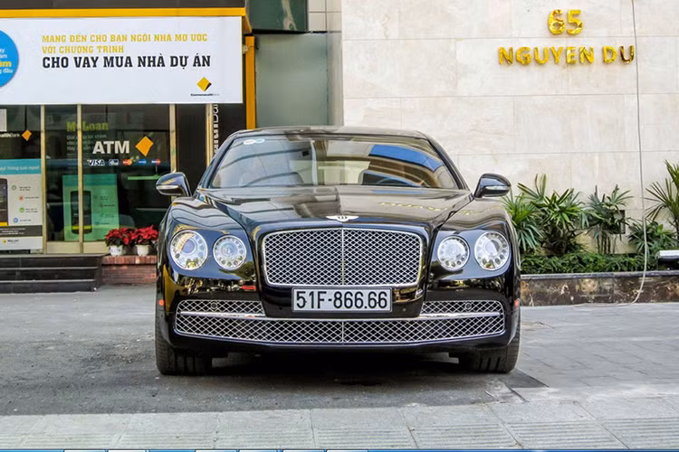 Chiếc siêu xe sang Bentley Flying Spur W12 mới được xem là sở hữu gam màu độc nhất tại Việt Nam. Được biết chiếc xe này thuộc quyền sở hữu của một thiếu gia mới 21 tuổi sống và làm việc tại TP HCM.