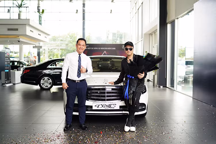 Hiện tại, giá xe Mercedes-Benz S-Class 2019 có giá từ 4,299 tỷ đồng cho đến 14,9 tỷ đồng. Riêng dòng xe Mercedes-Benz S450 có hai phiên bản được bán tại Việt Nam là Mercedes-Benz S450L và Mercedes-Benz S450L Luxury đang được chào bán chính hãng với mức giá 4,969 tỷ đồng.