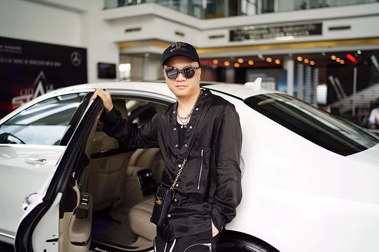 Hiện chưa rõ nhà thiết kế Đỗ Mạnh Cường đã chi ra bao nhiêu tiền để sở hữu chiếc xe sang Mercedes-Benz S450L Luxury, nhưng với việc là người nổi tiếng và từng sở hữu 2 chiếc xe khác của Mercedes-Benz, rất có thể, ông bố của 6 đứa con nuôi nổi tiếng Việt Nam sẽ nhận được mức giá bán xe rất hữu nghị.