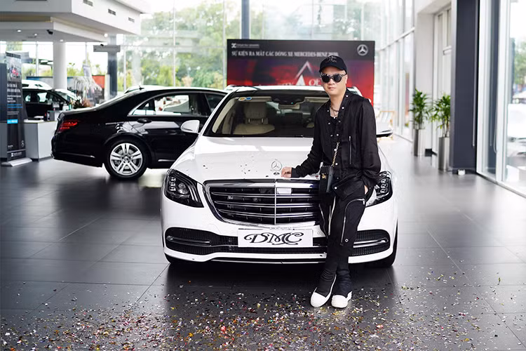 Theo nhà thiết kế Đỗ Mạnh Cường cho biết, chiếc xe sang Mercedes-Benz S450L Luxury mới rất phù hợp cho công việc cũng như tính cách của mình. Ngoài việc sở hữu S450L Luxury, anh còn là thành viên của CLB những người nổi tiếng sở hữu xe Mercedes-Benz tại Việt Nam. CLB này có rất nhiều người có tiếng trong showbiz gồm ca sĩ, nhạc sĩ đến diễn viên và các người mẫu, nhà thiết kế nổi tiếng...