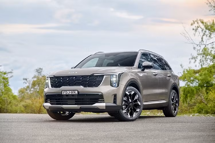  Kia Sorento 2025 mới Kia Sorento 2025 cũng đã có mặt tại Việt Nam dù lịch ra mắt bị trì hoãn. Mẫu SUV lấy cảm hứng thiết kế từ Carnival mới với lưới tản nhiệt lớn, đèn LED mảnh dọc, đèn hậu LED nối liền. Nội thất hứa hẹn sẽ có màn hình cong 12,3 inch và bảng điều khiển cảm ứng hiện đại. 
