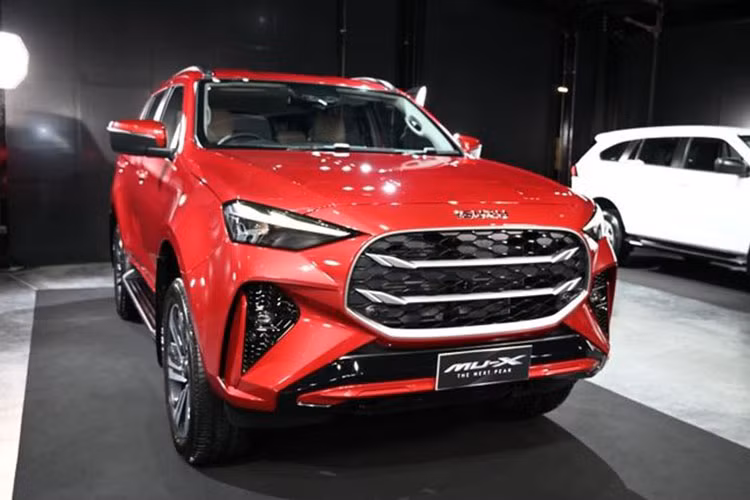  Isuzu mu-X bản nâng cấp Isuzu mu-X 2025 vừa ra mắt tại Thái Lan đã nhanh chóng xuất hiện tại Việt Nam. Mẫu SUV 7 chỗ có thiết kế sắc sảo hơn, đèn LED mới, lưới tản nhiệt góc cạnh và mâm 20 inch thể thao. Động cơ có thể nâng cấp từ 1.9L lên 2.2L, sản sinh công suất 163 mã lực và mô-men xoắn 400 Nm. 