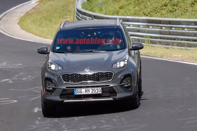 Bị cánh phóng viên bắt gặp không hề nguỵ trang khi đang chạy thử nghiệm tại đường đua Nurburgring, qua hình ảnh có thể thấy Kia Sportage 2019 thay đổi nhiều về thiết kế. Phần đầu xe có lưới tản nhiệt sửa đổi.