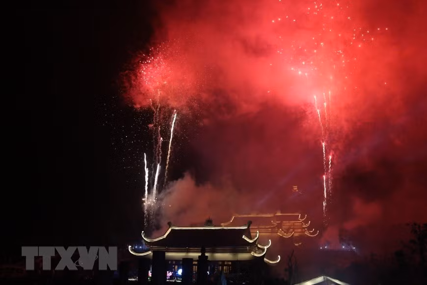 Chương trình bắn pháo hoa nghệ thuật chào mừng Đại lễ Vesak 2019. (Ảnh: Thành Đạt/TTXVN)