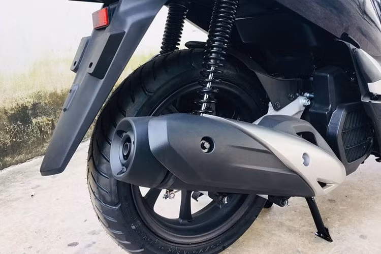 Lốp xe được nâng kích thước lớn hơn, thông số 100/80 bánh trước và 120/70 bánh sau, đi kèm bộ vành 14 inch 8 chấu đơn loại mới. Hệ thống treo sau là lo xo 3 cấp độ xoắn, thay cho loại 2 cấp độ trước đây. Hệ thống ống xả của xe cũng được làm mới lại, thể thao và mạnh mẽ hơn.