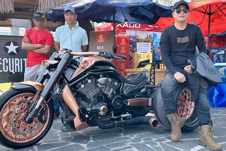 Tại Việt Nam, mức giá xe Harley-Davidson V-Rod bán ra dao động từ 800 triệu đồng, 1 số nguồn tin, Hoàng Kim Khánh có thể phải chi hơn số tiền mua xe để độ lại Harley-Davidson V-Rod, điều đó cho thấy đại gia này dù là siêu xe hay xe mô tô, cũng đều là dân chơi thứ thiệt.