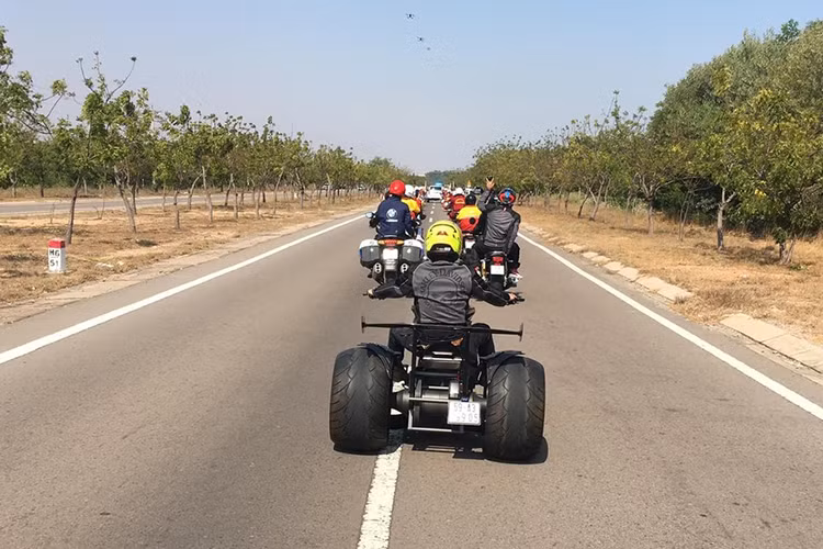Bộ mâm mới của Harley-Davidson V-Rod với thiết kế đa chấu, sơn màu đồng rất đẹp mắt, sau cùng, bộ áo của xe được sơn 2 màu là đen và màu đồng, thay vì vàng đen như nguyên bản, xưởng độ cũng mang đến tiếng thở ấn tượng hơn cho chiếc Harley-Davidson V-Rod này qua cặp khẩu pháo độ.