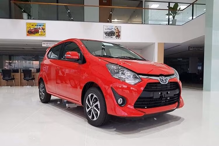 Mẫu xe Toyota giá thấp nhất thời điểm này là Wigo lại đang có mức giảm đáng kể. Cụ thể, tại khu vực Hà Nội, Wigo 1.2 MT đang được các đại lý giảm giá 30 triệu đồng xuống còn 315 triệu đồng, Wigo 1.2AT giảm 40 triệu đồng xuống 365 triệu đồng. Tại khu vực TP HCM, Toyota Wigo có mức giảm thấp hơn khi được các đại lý giảm giá khoảng 15 triệu đồng, áp dụng chung cho cả 2 phiên bản.
