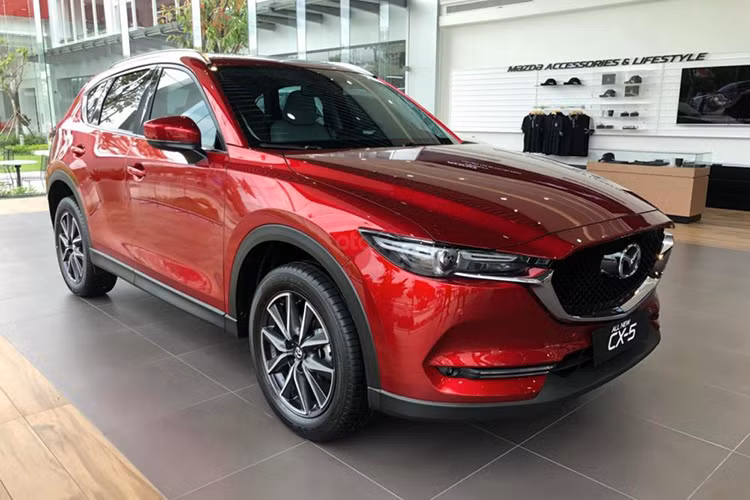 Mẫu xe Mazda giảm giá mạnh nhất thời điểm này là CX-5. Cụ thể, Mazda 2.5L với các lựa chọn 1 cầu và 2 cầu được giảm từ 30-50 triệu đồng tiền mặt, phiên bản 2.0 Deluxe giảm 40 -45 triệu đồng, 2.0 Premium giảm 40- 50 triệu đồng. Ngoài ra, khách mua CX-5 còn được tặng gói bảo dưỡng miễn phí 3 năm hoặc 50.000 km.