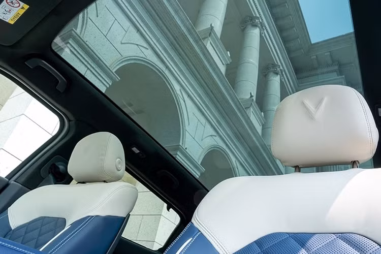 Tuy nhiên, cũng có không ít người dùng phải thừa nhận nhược điểm dễ hấp thụ nhiệt của trần kính dù đã được phủ thêm lớp chống UV và cách nhiệt. Thực tế là thời tiết ở Việt Nam khá oi bức, nhất là trong những ngày hè khi nhiệt độ tăng cao kỷ lục, khiến người dùng SUV điện VinFast VF9 Plus thường xuyên phải đối diện với nhược điểm nhiều hơn là ưu điểm của trần kính.