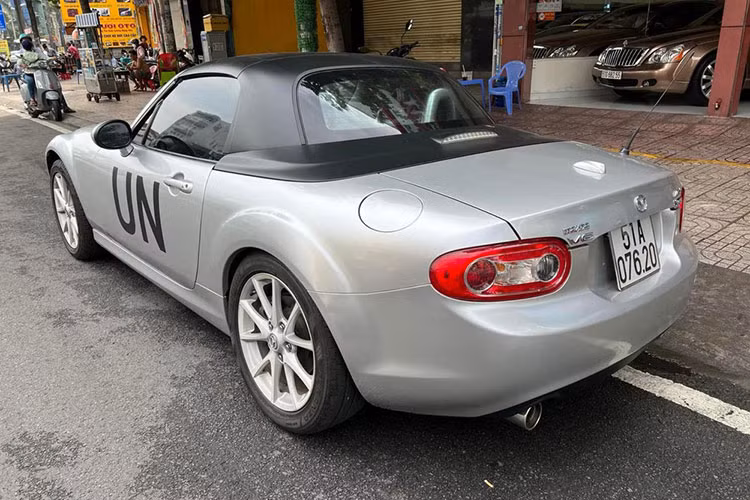 Điểm nhấn trên chiếc Mazda MX-5 Miata thế hệ cũ của ông Đặng Lê Nguyên Vũ chính là dòng chữ UN màu đen bên cửa xe, phong cách chơi xe rất đặc trưng của đại gia ngành cà phê trong gần 2 năm qua.