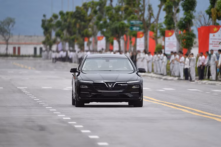 Bên cạnh đó, trong khuôn khổ lễ khánh thành nhà máy của mình, đại diện của hãng xe VinFast Việt Nam cho hay - hãng hiện đang ấp ủ kế hoạch ra mắt 12 mẫu ôtô các loại và xe máy điện ngay trong năm 2019 và 2020.