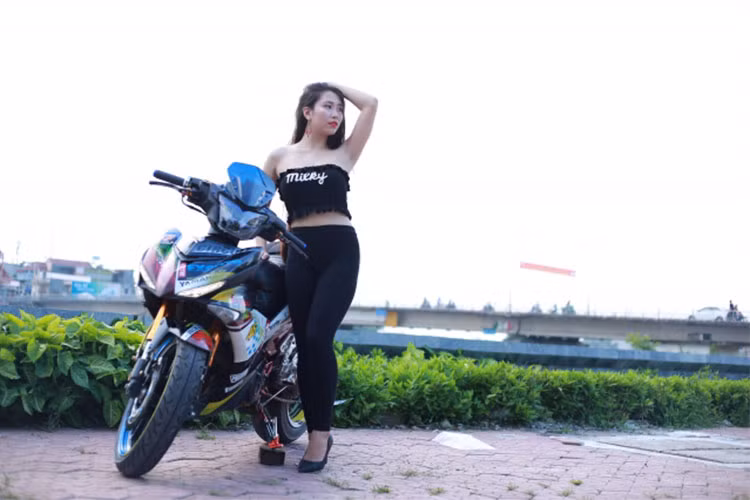Phuộc sau chiếc xe Exciter 150 độ này là của thương hiệu Racing boy với bình dầu rời. Với chi tiết này, ngoài việc thêm tăng độ "sang chảnh", nó còn giúp cho độ nhún của chiếc xe êm ái hơn - đặc biệt khi di chuyển trên những cung đường hiểm trở.