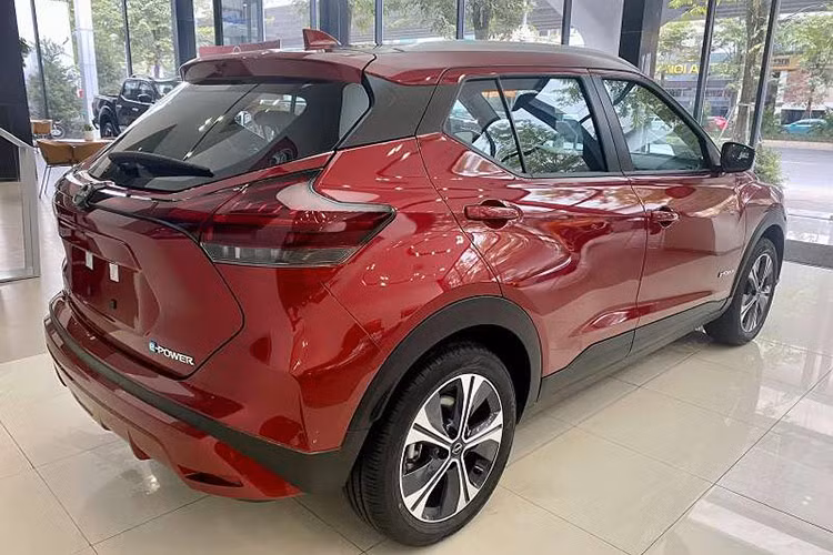 Được biết, trong tháng 7 này, Nissan Việt Nam còn hỗ trợ 150% lệ phí trước bạ cho mẫu xe Nissan Kicks, điều này giúp khách hàng tiết kiệm thêm 129-154 triệu đồng khi làm thủ tục lăn bánh. Ưu đãi khủng từ đại lý và hãng xe giúp Nissan Kicks trở thành một trong những mẫu SUV giảm sâu nhất tại Việt Nam.