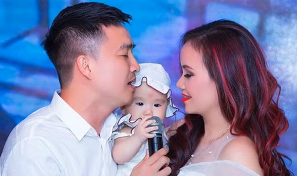 Hoàng Yến và chồng trẻ trong tiệc sinh nhật lần thứ 42 của cô diễn ra mới đây.