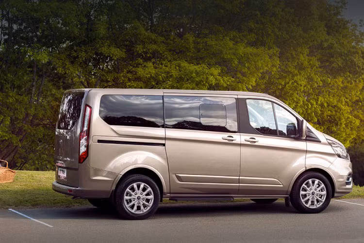 Về bản chất, Tourneo được phát triển từ hệ thống gầm bệ của Transit - mẫu minibus quen thuộc và bán chạy nhất tại Việt Nam. Do đó, kích thước xe cũng có phần tương đồng. Theo chia sẻ từ tư vấn bán hàng, mẫu xe Tourneo sẽ được thiết kế phục vụ gia đình hoặc khách hạng sang chứ không chở khách thông thường như Transit, do đó hướng tới tập khách hàng khác mẫu xe anh em của mình.